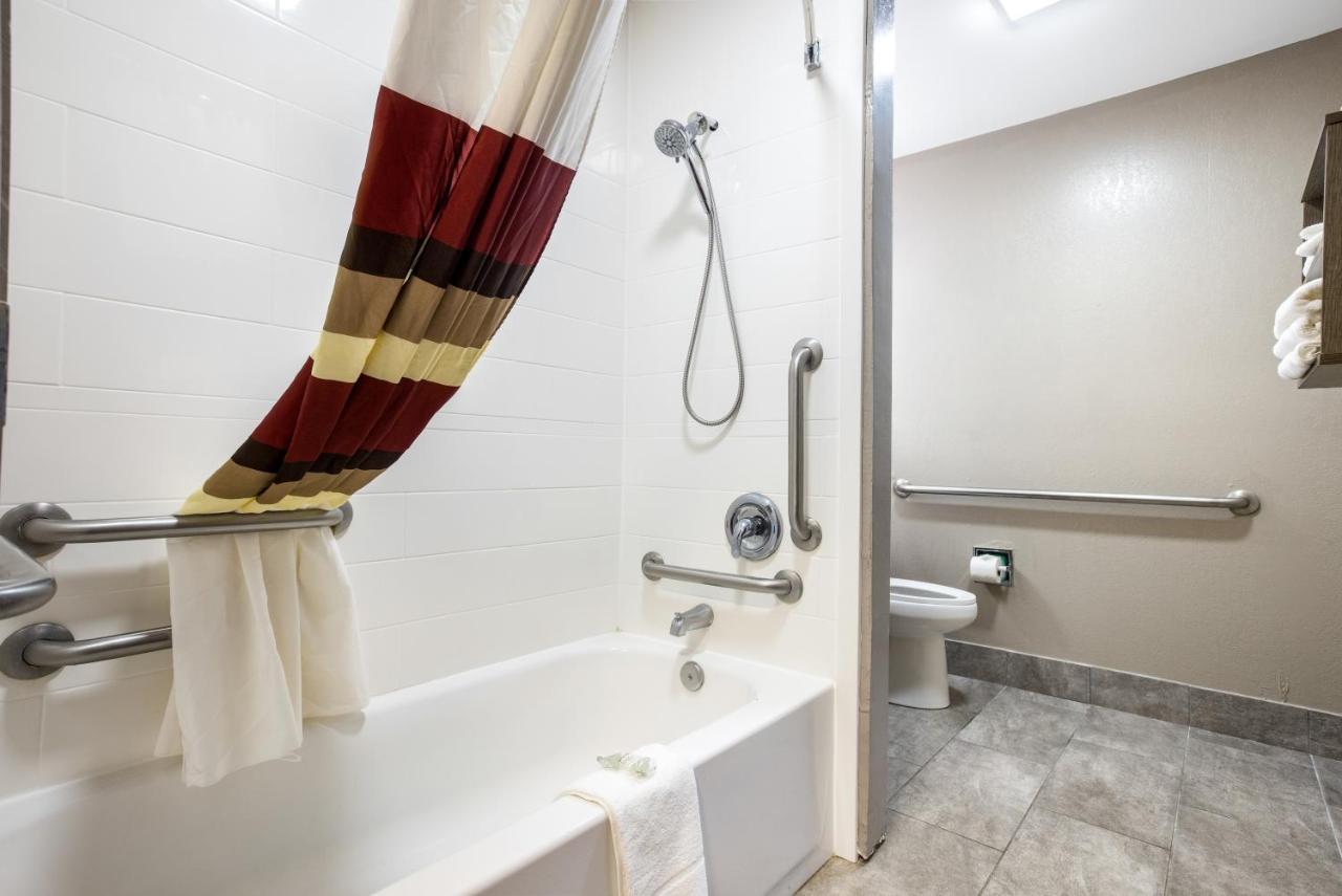 Hotel Red Roof Plus+&suites Savannah – I-95 3*