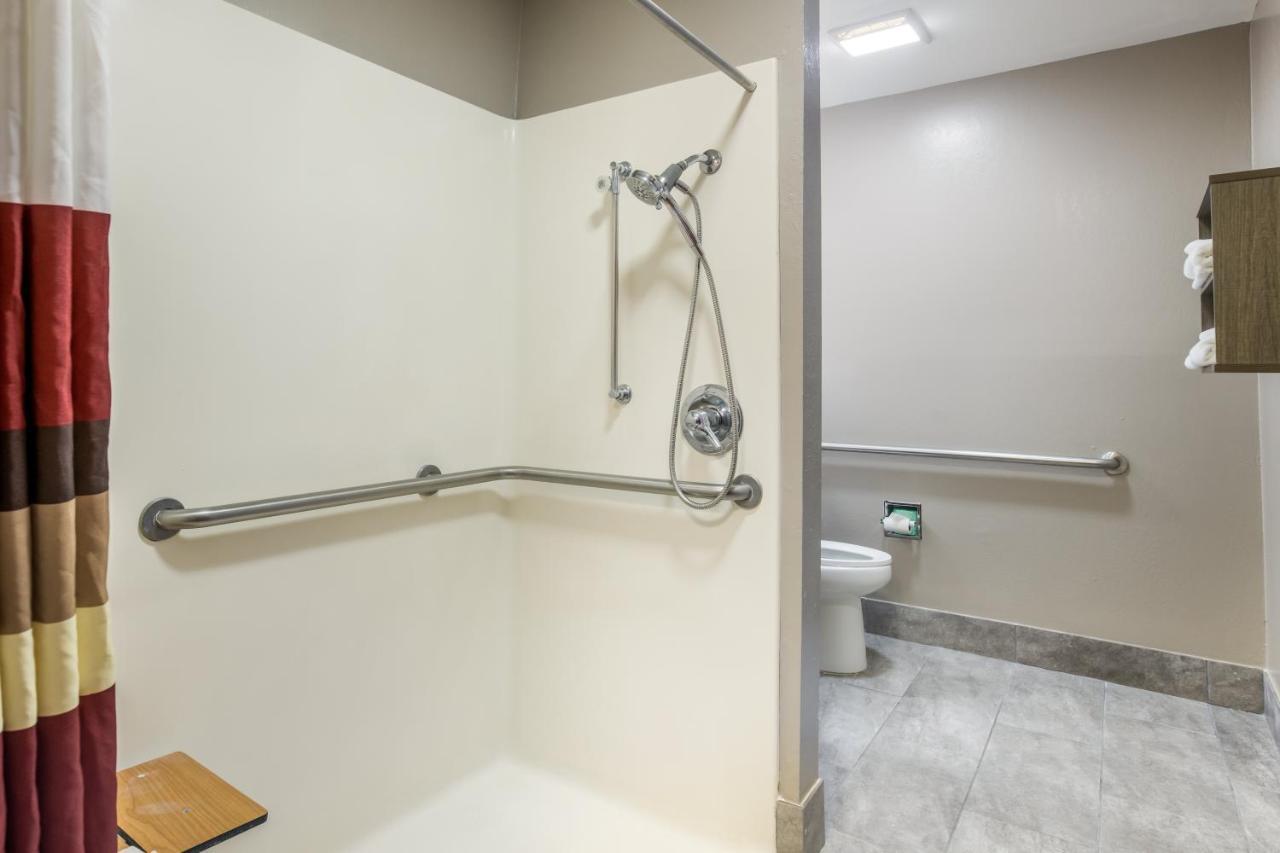 Hotel Red Roof Plus+&suites Savannah – I-95 3*