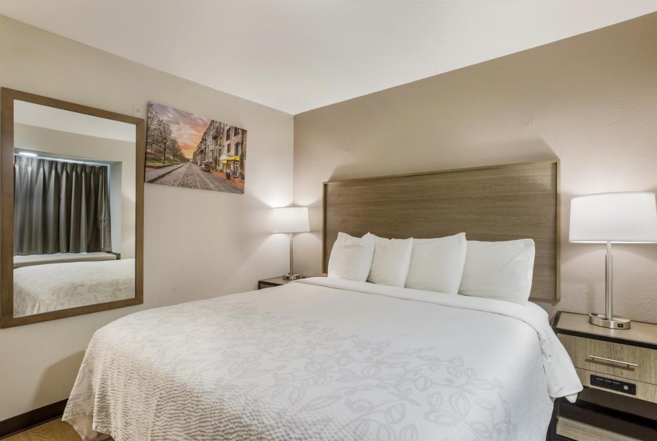 Red Roof Plus+&suites Savannah – I-95 3*
