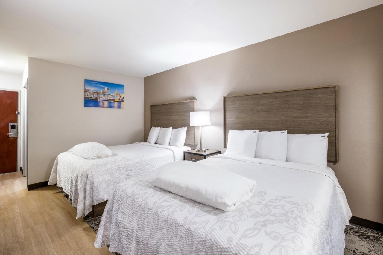 Hotel Red Roof Plus+&suites Savannah – I-95 3*