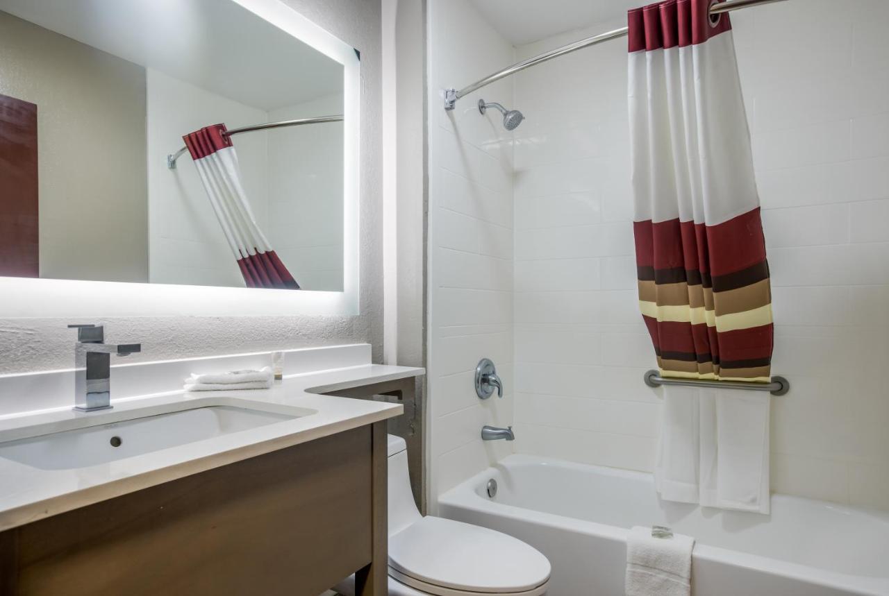 Red Roof Plus+&suites Savannah – I-95 3*