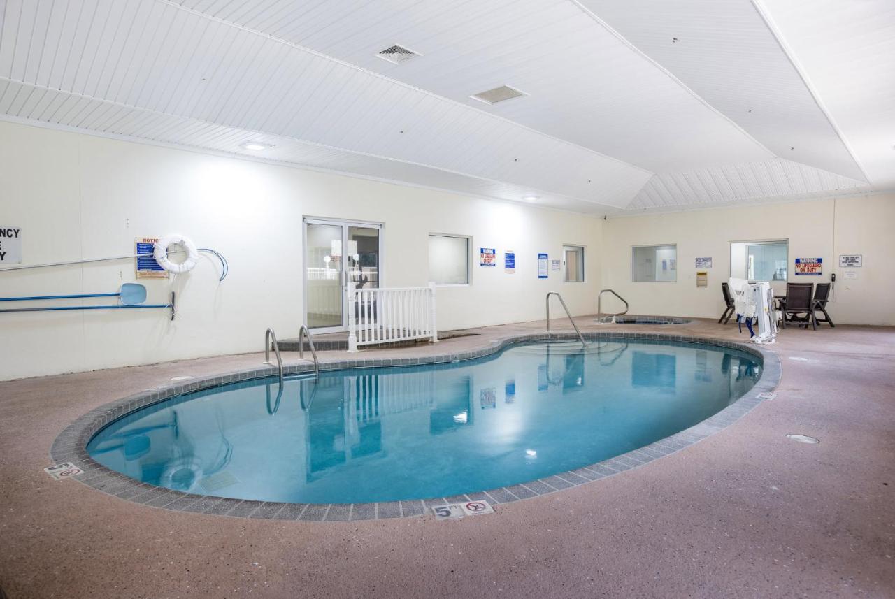 Hotel Red Roof Plus+&suites Savannah – I-95 3*