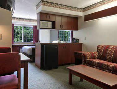 Red Roof Plus+&suites Savannah – I-95